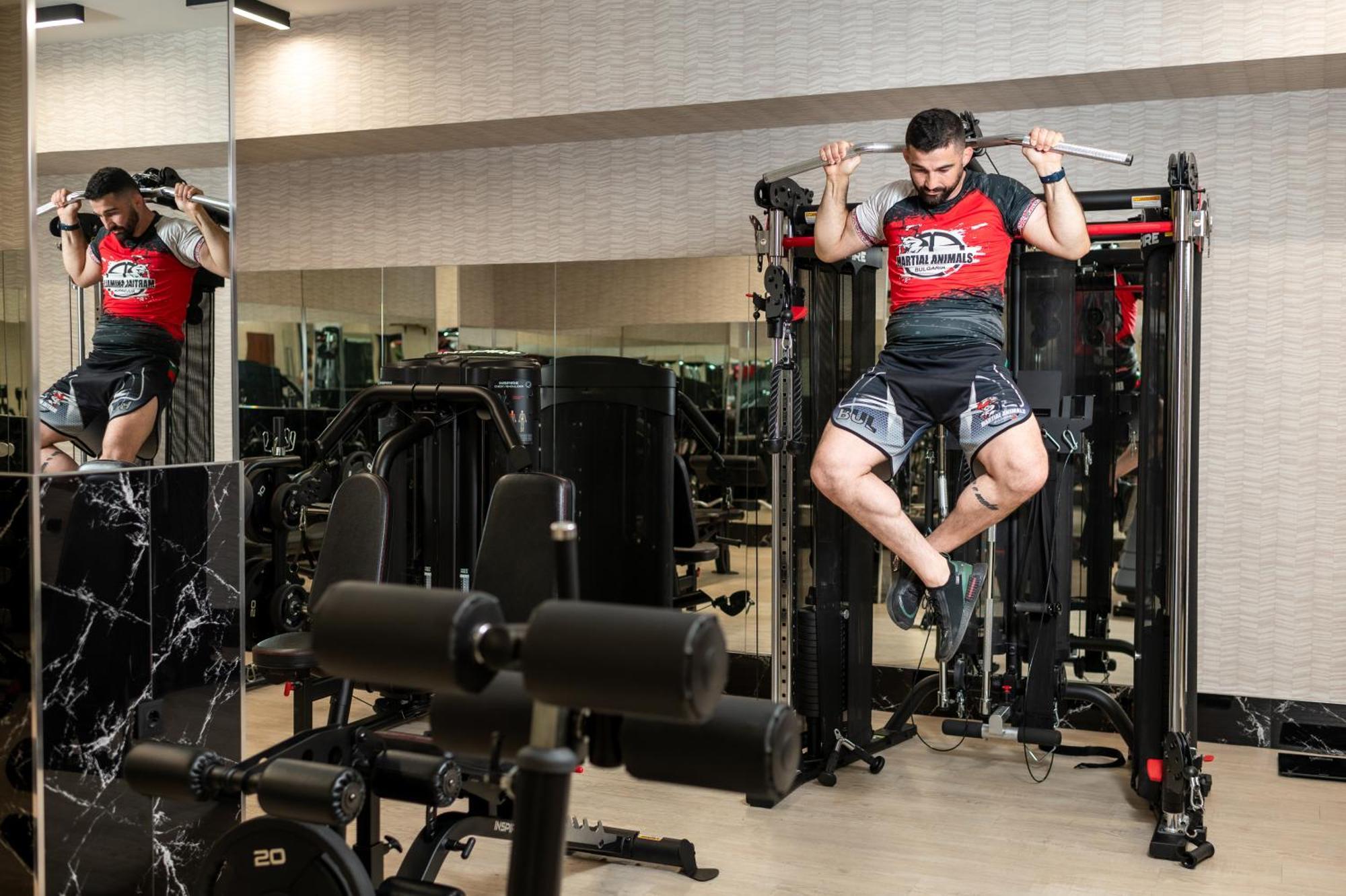 Sante Spa Hotel Velingrad Exterior foto A bodybuilder training on a functional trainer